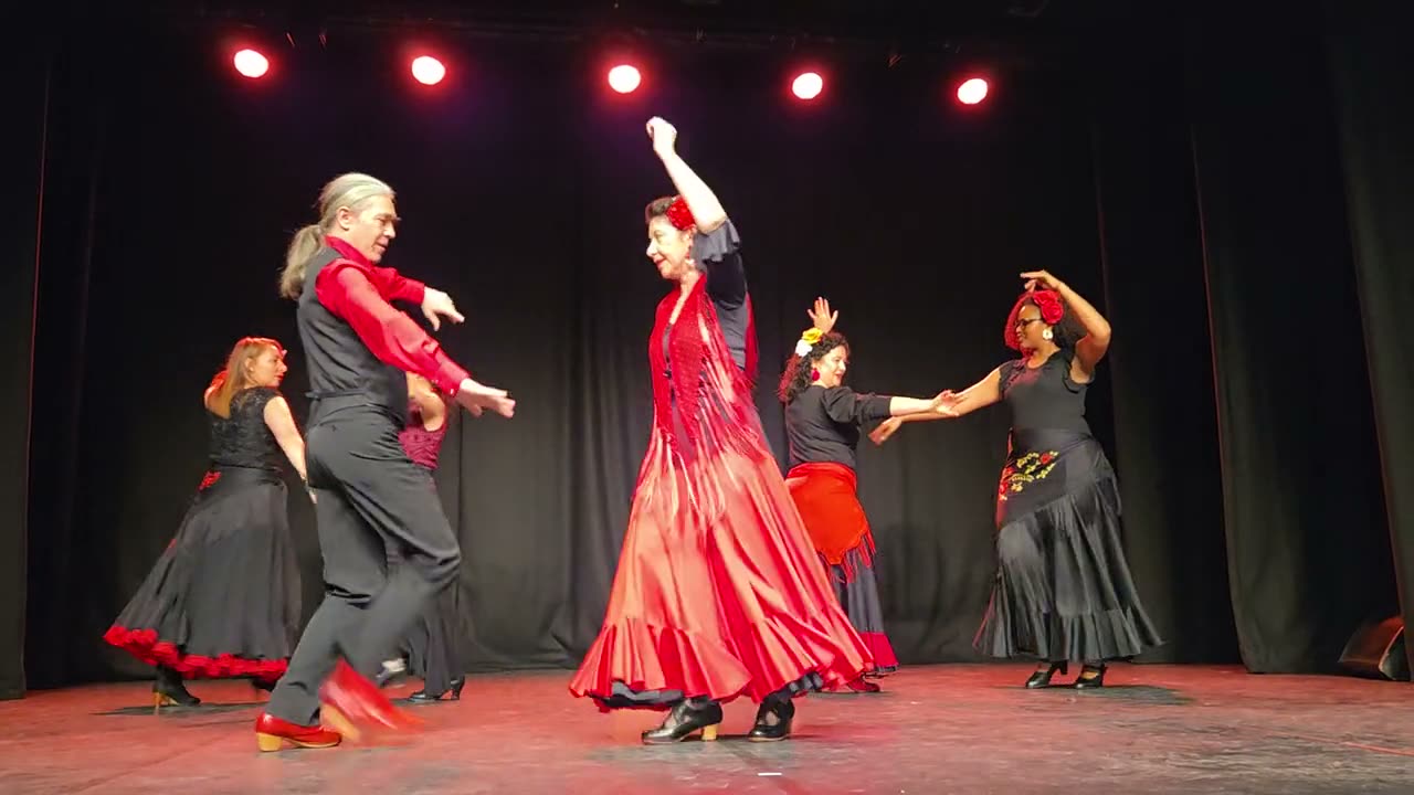 Cinq danseuses en jupes à volants et un danseur, sur un plateau de théâtre