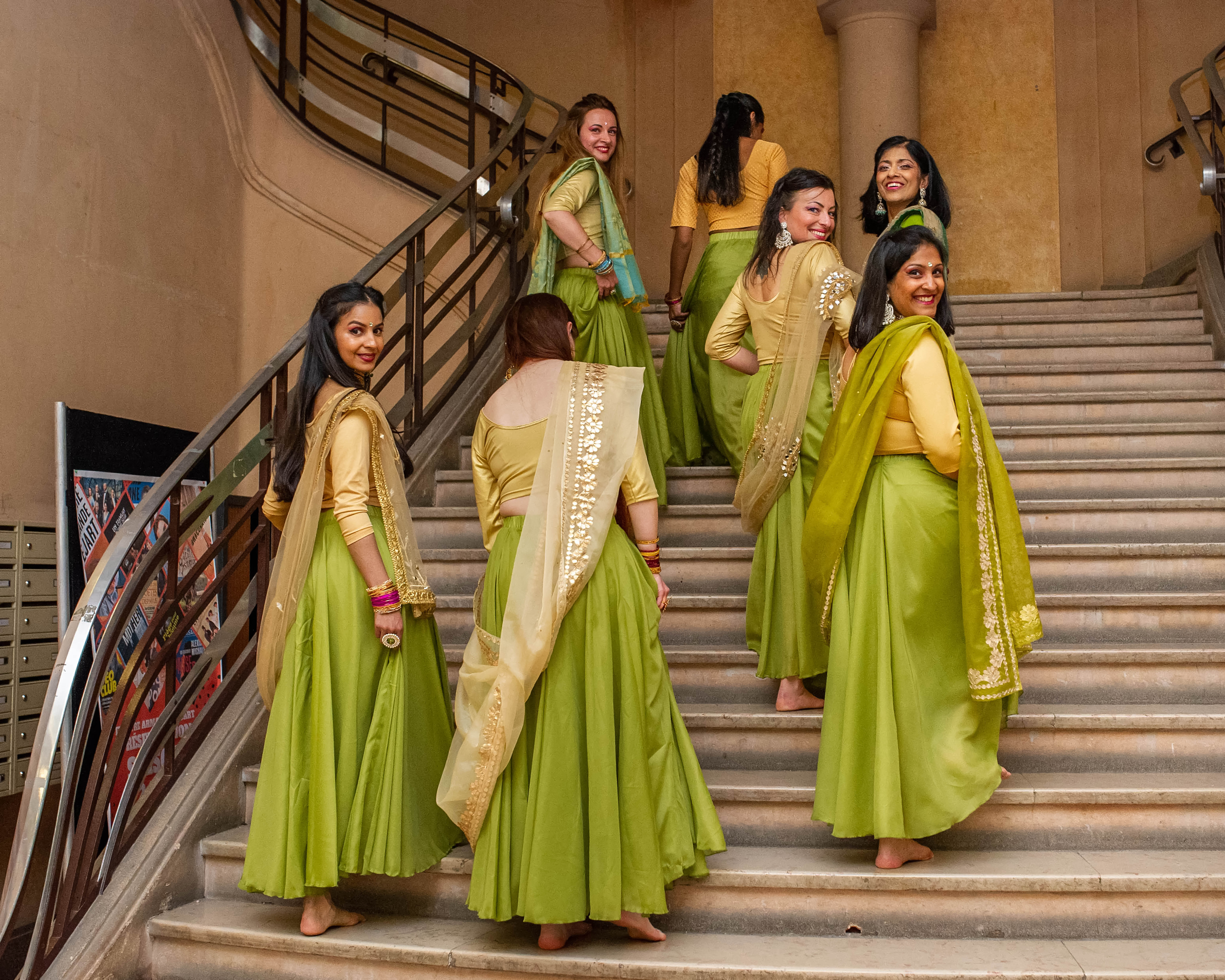 Un cours de danse en salle, danseuses en mouvement