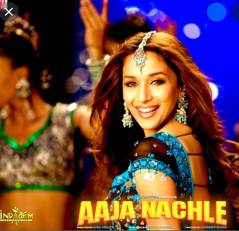 Affiche du film Aaja Nachle : une danseuse en costume bleu et or, bras levés