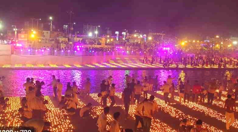 Des milliers de lampes à huile allumées la nuit sur les rives d'Ayodhya