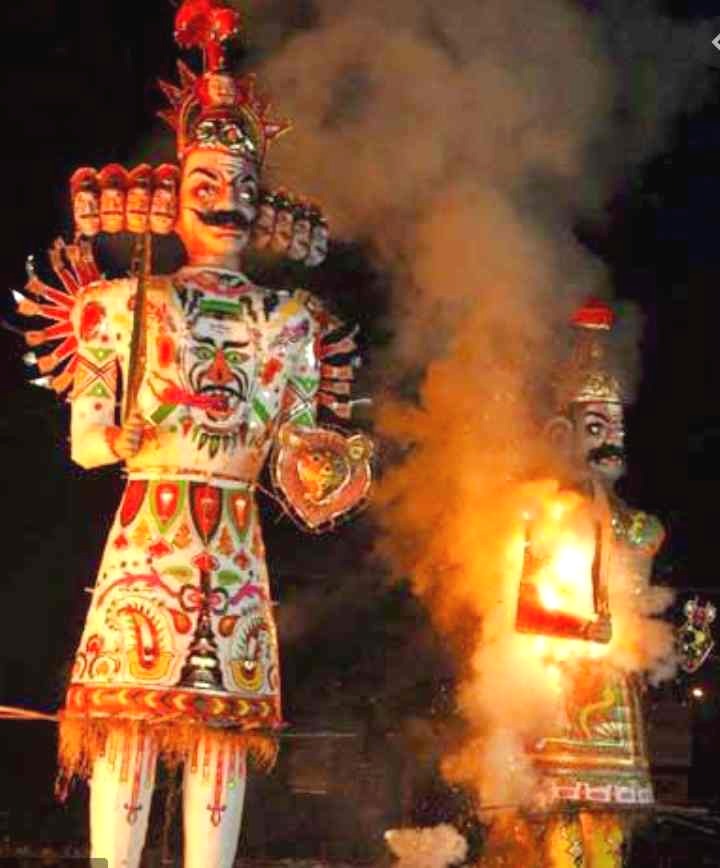 Effigie colorée de Ravana en train de brûler lors de Dussehra