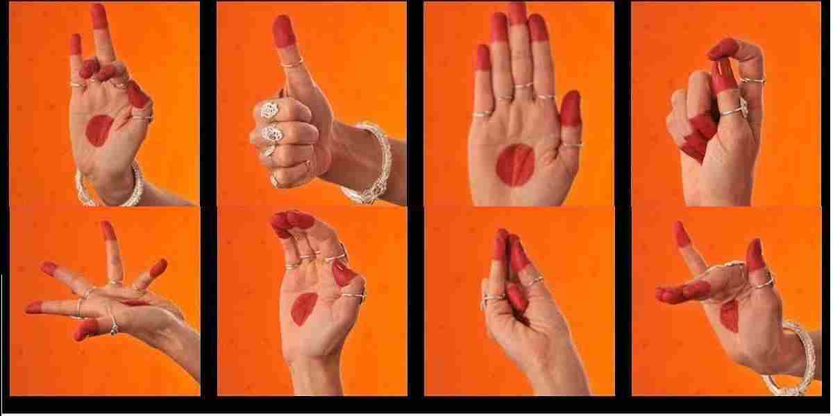 Planche de huit mudras : gestes de la main de la danse classique indienne