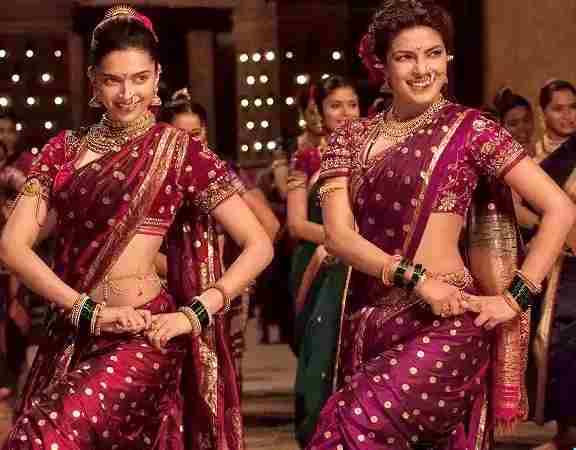 Deux danseuses en saris violets, dans une pose de danse traditionnelle