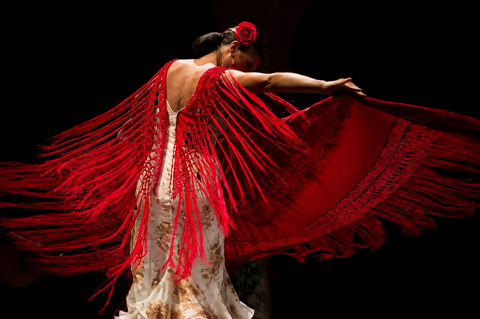 Volant d'une robe rouge de flamenco en mouvement, plan serré