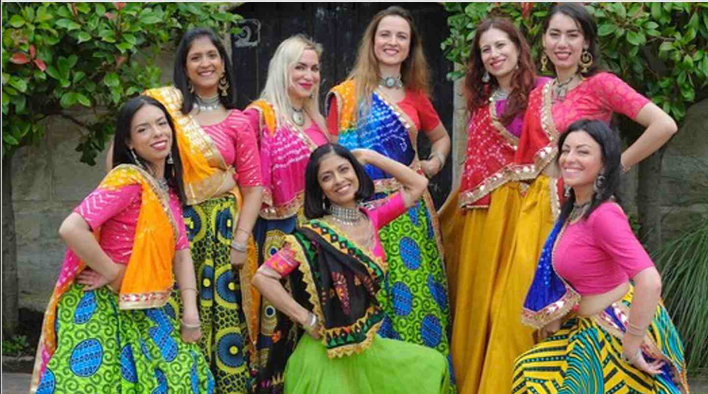 Danseuses en costumes indiens colorés, dans un jardin