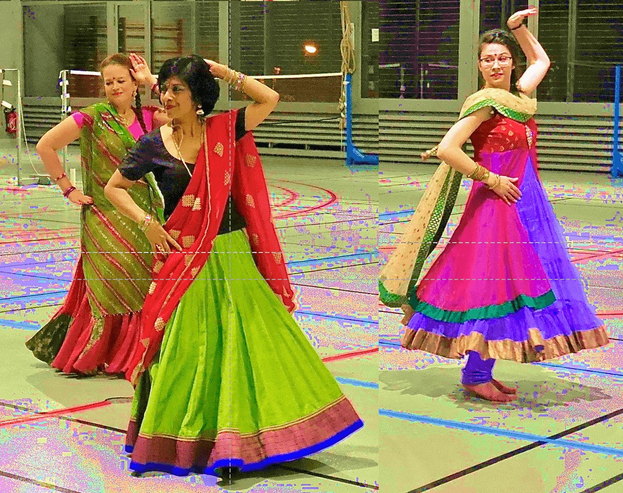 Trois danseuses en costumes indiens colorés, dans un gymnase